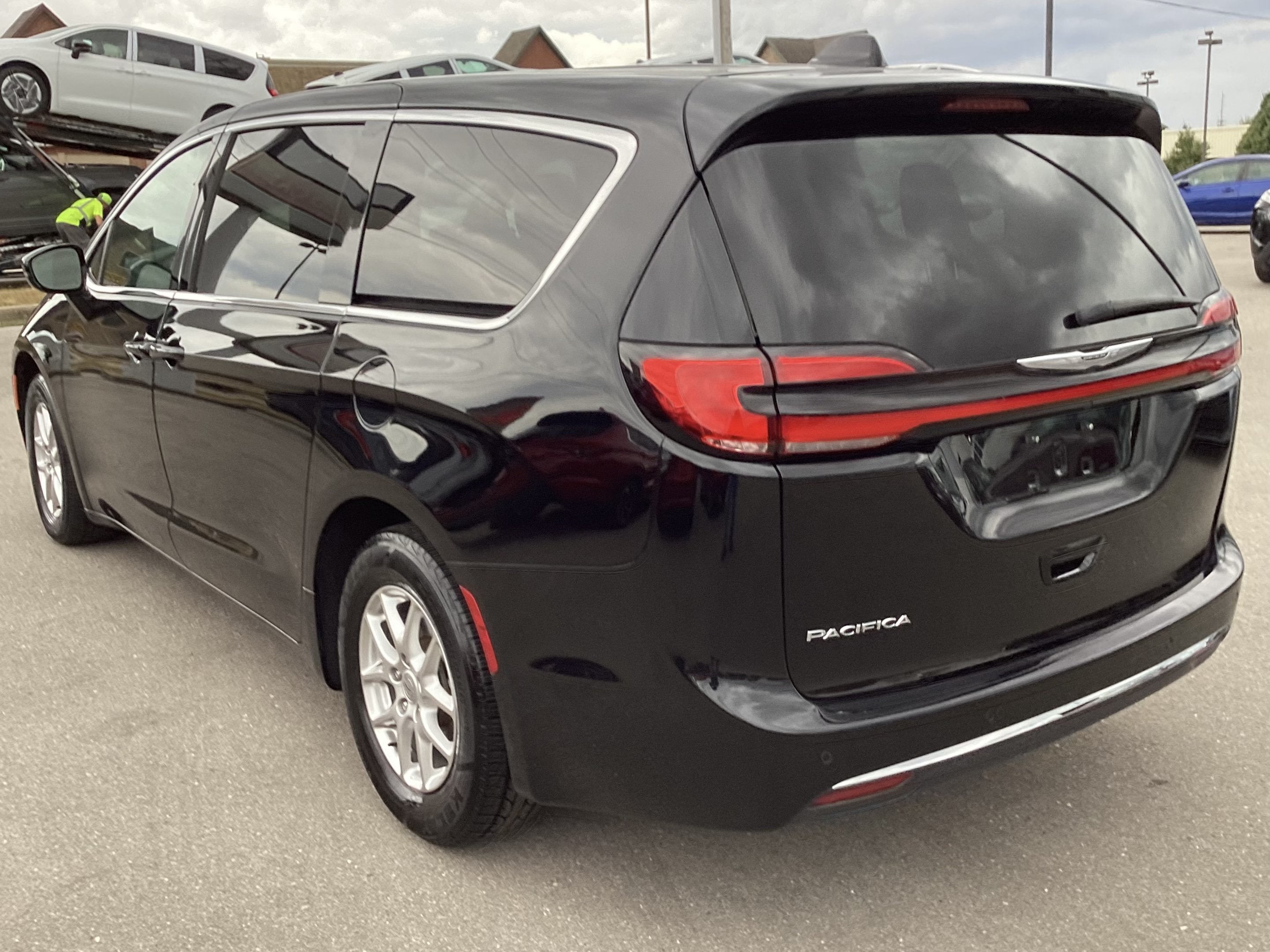 2025 Chrysler Pacifica Select